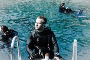 Özgür Çevik Instagram - "From birth, man carries the weight of gravity on his sholders. He is bolted to earth. But man has only to sink beneath the surface and he is free." -Jacques Yves Cousteau  #naturablue #diving #divingtrip