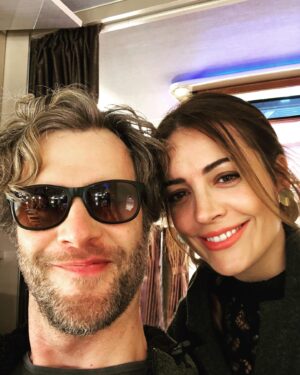 Özgür Çevik Instagram - İlk günün günahı olmaz.. Hayırlı mı olsun o zaman.. #modernkadın