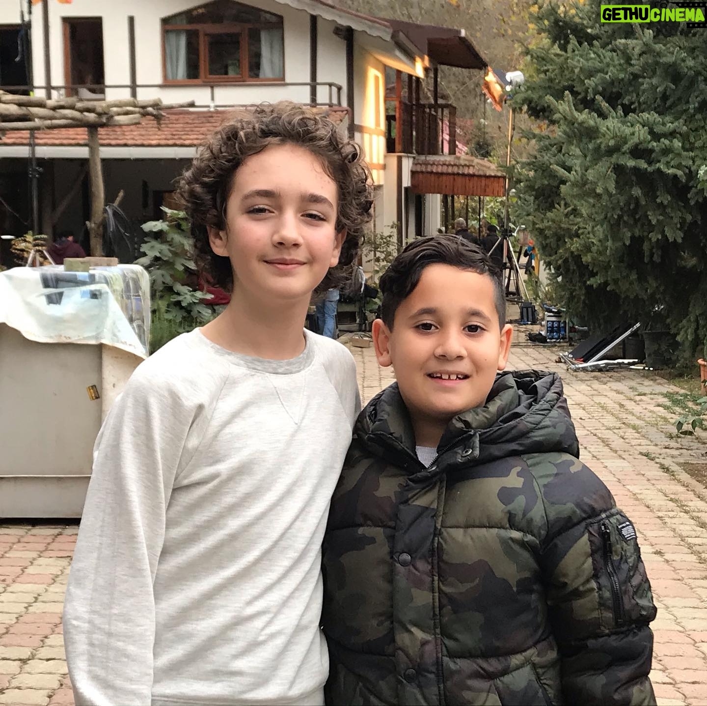 Özgür Ege Nalcı - 4.8K Likes - #tozkoparan Setimize #misafirlerimiz gelmiş. Emir kardeşimiz #Çankırı ‘dan gelmiş, hoş gelmiş , sefalar getirmiş 💙🏹😊
