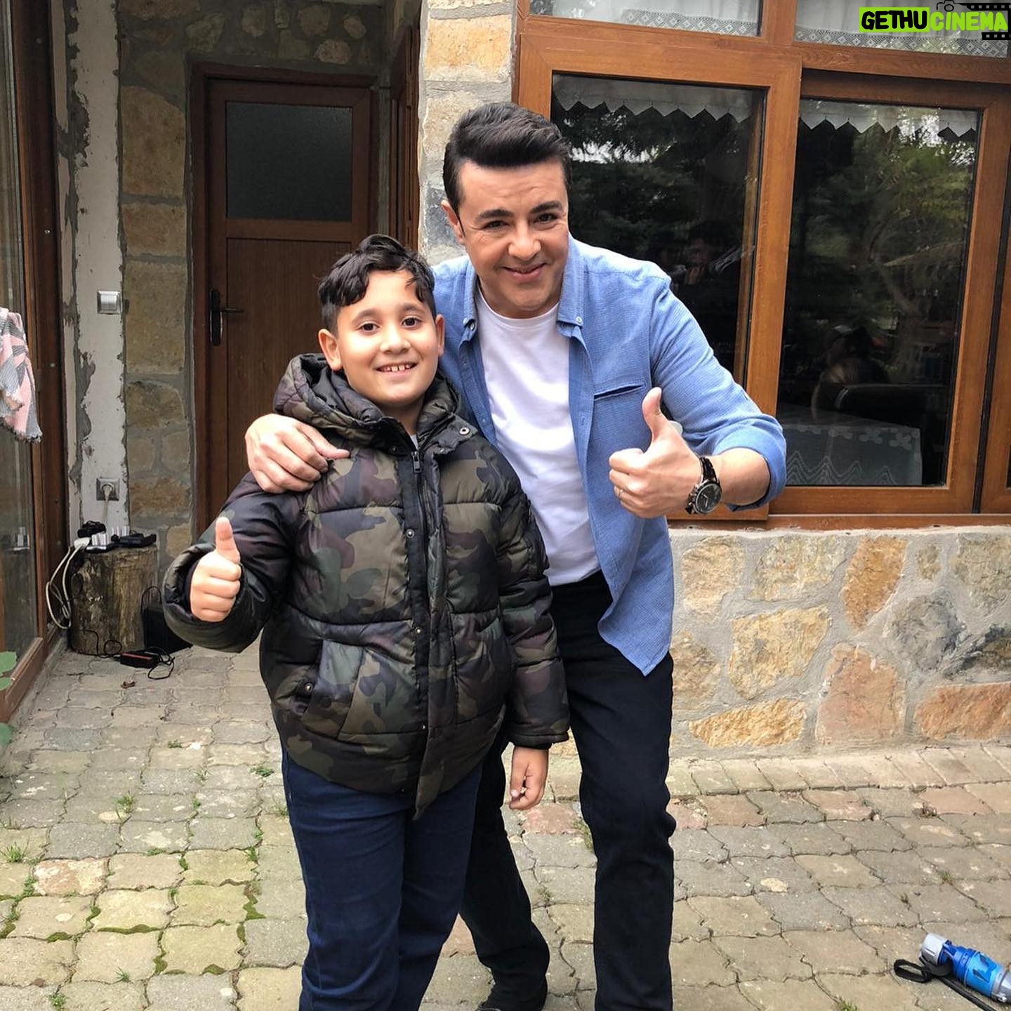 Özgür Ege Nalcı - 4.8K Likes - #tozkoparan Setimize #misafirlerimiz gelmiş. Emir kardeşimiz #Çankırı ‘dan gelmiş, hoş gelmiş , sefalar getirmiş 💙🏹😊