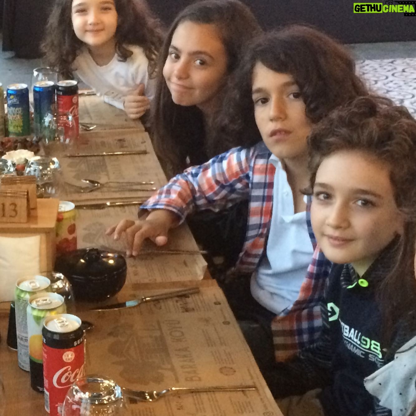 Özgür Ege Nalcı - 5.5K Likes - #tozkoparan #1.yıldönümü #niceyıllara Geçen yıl bugün, ilk yayınımızı tüm ekip birlikte izlemiştik. O günden elimde kalan birkaç resmi paylaşmak istedim. Hepimizin ne kaday büyüdüğünü daha iyi görebiliyoruz buradan 😁😎💙🏹