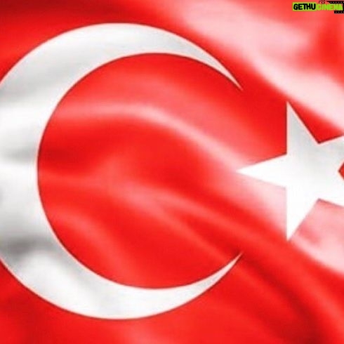 Özgür Ege Nalcı - 5.5K Likes - Korkma, sönmez bu şafaklarda yüzen al sancak; Sönmeden yurdumun üstünde tüten en son ocak. O benim milletimin yıldızıdır, parlayacak;
O benimdir, o benim milletimindir ancak.
Çatma, kurban olayım çehreni ey nazlı hilâl! Kahraman ırkıma bir gül... ne bu şiddet bu celâl? Sana olmaz dökülen kanlarımız sonra helâl, Hakkıdır, Hakk’a tapan, milletimin istiklâl.
Ben ezelden beridir hür yaşadım, hür yaşarım. Hangi çılgın bana zincir vuracakmış? Şaşarım! Kükremiş sel gibiyim; bendimi çiğner, aşarım; Yırtarım dağları, enginlere sığmam, taşarım.
Garb’ın âfâkını sarmışsa çelik zırhlı duvar; Benim iman dolu göğsüm gibi serhaddim var. Ulusun, korkma! Nasıl böyle bir îmânı boğar, "Medeniyet!" dediğin tek dişi kalmış canavar?
Arkadaş! Yurduma alçakları uğratma sakın; Siper et gövdeni, dursun bu hayâsızca akın. Doğacaktır sana va’dettiği günler Hakk’ın... Kim bilir, belki yarın... belki yarından da yakın.
Bastığın yerleri "toprak" diyerek geçme, tanı! Düşün altındaki binlerce kefensiz yatanı.
Sen şehîd oğlusun, incitme, yazıktır atanı; Verme, dünyâları alsan da, bu cennet vatanı.
Kim bu cennet vatanın uğruna olmaz ki fedâ? Şühedâ fışkıracak, toprağı sıksan şühedâ! Cânı, cânânı, bütün varımı alsın da Hudâ, Etmesin tek vatanımdan beni dünyâda cüdâ.
Ruhumun senden, İlâhî, şudur ancak emeli: Değmesin ma’bedimin göğsüne nâ-mahrem eli! Bu ezanlar-ki şehâdetleri dînin temeli-
Ebedî yurdumun üstünde benim inlemeli
O zaman vecd ile bin secde eder –varsa- taşım; Her cerîhamdan, İlâhî, boşanıp kanlı yaşım, Fışkırır rûh-i mücerred gibi yerden na’şım;
O zaman yükselerek Arş’a değer, belki başım.
Dalgalan sen de şafaklar gibi ey şanlı hilâl; Olsun artık dökülen kanlarımın hepsi helâl. Ebediyen sana yok, ırkıma yok izmihlâl: Hakkıdır, hür yaşamış bayrağımın hürriyet; Hakkıdır, Hakk’a tapan milletimin istiklâl.
#15Temmuz