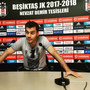 Özgürcan Çevik Instagram - Basın mensuplarının sorularını yanıtlarken.. 😎