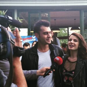 Özgürcan Çevik Instagram - İlk yayın gününden... @basakparlak #şevkatyerimdar #limonfilm Bu akşam 20:00'de yine #foxtv ekranlarındayız.. #mikrofonmuo?