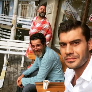 Özgürcan Çevik Instagram - Yine bi gün kahvede oturuyoruz... #şevkatyerimdar @burakdemirofficial @muratmakaronni