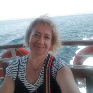 Özlem Çakar Instagram - Su an evcek hasta oldugumuzdan, anlik foto koyamiyorum. Dilegim oncelikle ve her zaman SAGLIK tabii ki🙏 sonra da gonlumuzden gecen,bizi mutlu eden ne varsa,bizim ve butunun hayrina gerceklesmesi. Zira hepimiz birbirimize bagliyiz aslinda🍭 2024 daha iyi bir yil olsun dilerim🙏🙋‍♀️