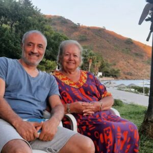 Özlem Çakar Instagram - Su an evcek hasta oldugumuzdan, anlik foto koyamiyorum. Dilegim oncelikle ve her zaman SAGLIK tabii ki🙏 sonra da gonlumuzden gecen,bizi mutlu eden ne varsa,bizim ve butunun hayrina gerceklesmesi. Zira hepimiz birbirimize bagliyiz aslinda🍭 2024 daha iyi bir yil olsun dilerim🙏🙋‍♀️