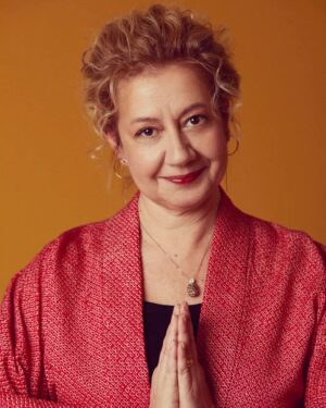 Özlem Çakar Instagram - En guzelinden surprizli,eglenceli ve bereketli bir hafta olsun🙏🍓
#positivevibes #onelifeliveit #loveisallweneed

Fotoğraf: @ozanbalta 
Makyaj: @mesut.ozuzun
Makyaj Asistanı: @sebenersoy 
Ajans: @alisabuncugil @alipolatpirlant @isikunsal