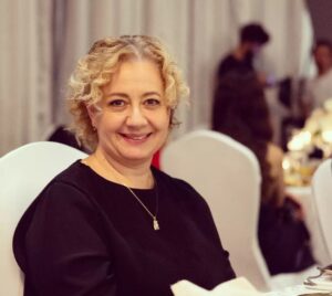 Özlem Çakar Instagram - Guzel bir gun olsun🙏
#kızılcıkşerbeti  yarin 4. bolumuyle, saat 20.00de  @showtv de. Guzel bir bolum daha sizi bekliyor😌🙆‍♀️
#Sevilay @kizilcikserbetitv 
#islergucler