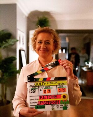 Özlem Çakar Instagram - 3. Bolum yayinlandi gerci ama bu fotoyu unutmusum🎬
Olsun..bu da burada dursun🐞
#Sevilay #kızılcıkşerbeti #islergucler