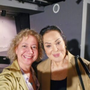 Özlem Çakar Instagram - Ahh ne mutluluktu sizinle tesadufen yanyana oyun izlemek🙏 ne heyecan💜 ne zarif,ne candan,ne mutevazisiniz..bosuna degil size olan hayranligimiz,sevgimiz..ne guzel bir aksam oldu benim icin. Anilarimda en guzel yere koydum,sakladim..iyi ki varsiniz🐞
#tbt 
One fine evening⚘️