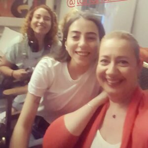 Özlem Çakar Instagram - Koca bir sezonu geride biraktik..guzel anilarla,tatilimizi yapip,yeni sezona bomba gibi baslayacagiz insallah🙏🐞 
Kamera arkasi tum ekibe,oyuncu arkadaslarima ve yonetmenlerime tesekkur ve sevgiyle💜
@kizilcikserbetitv @theeylemis @lahana.bebek @aliyeuzunatagan @sselinturkmenn @mujdevrim 
#işlergüçler #tvdizi #positivevibes