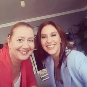 Özlem Çakar Instagram - Koca bir sezonu geride biraktik..guzel anilarla,tatilimizi yapip,yeni sezona bomba gibi baslayacagiz insallah🙏🐞 
Kamera arkasi tum ekibe,oyuncu arkadaslarima ve yonetmenlerime tesekkur ve sevgiyle💜
@kizilcikserbetitv @theeylemis @lahana.bebek @aliyeuzunatagan @sselinturkmenn @mujdevrim 
#işlergüçler #tvdizi #positivevibes