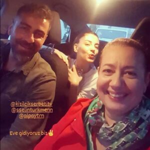 Özlem Çakar Instagram - Koca bir sezonu geride biraktik..guzel anilarla,tatilimizi yapip,yeni sezona bomba gibi baslayacagiz insallah🙏🐞 
Kamera arkasi tum ekibe,oyuncu arkadaslarima ve yonetmenlerime tesekkur ve sevgiyle💜
@kizilcikserbetitv @theeylemis @lahana.bebek @aliyeuzunatagan @sselinturkmenn @mujdevrim 
#işlergüçler #tvdizi #positivevibes