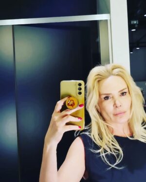 Özlem Savaş Instagram - Sporun bende ki etkisini kelimelerle anlatamam..Hayatımın en  önemli en birinci etkili elemanı spor..Bugün spor salonunda 82 yaşında bir hanımefendiye rastladım.. hocasıyla çalışıyordu.. hayran kaldım.. Ben de o yaşlarda böyle olmak istiyorum..Bedenimiz zihnimiz nefesimiz çok kıymetli.. Pamuklara sarasim var kendimi..İyi ki iyi ki..✌️🙏⚘️❤️