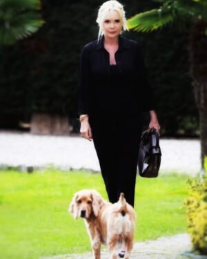 Özlem Savaş Instagram - Fotoğrafta ki güzelliği bulunuz🐶
