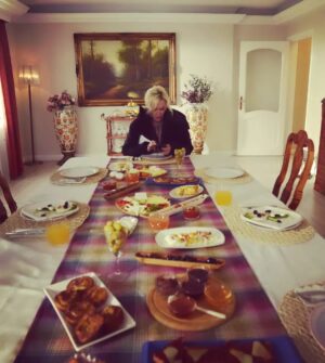Özlem Savaş Instagram - Bütün konak benim ama yine de ezber calisiyorum😜 @canimannemofficial @tv8