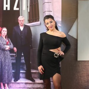 Özlem Ulukan Instagram - Dün geceki galamızdan 💅 "Yürek Çıkmazı" nın yolculuğu hayırlı olsun 💫😉
@yurekcikmazitrt @trt1 @goldfilmyapim
Saç&makyaj: @salonahmetcizmeli
Elbise: @zeyneptosunofficial