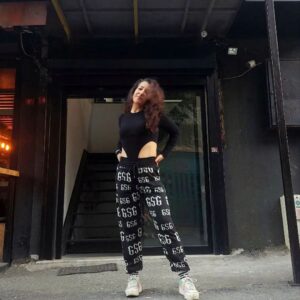Özlem Ulukan Instagram - Bir rivayete göre hala parmakucunda böyle duruyormuşum ahahaha. Napıyosunuz bakiym?