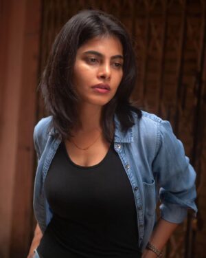 Paavana Gowda Instagram - When @balajimanohar peers through his lens during early morning Photo walks in the K R market  streets .
Thank u for this wonderful experience ☺️
.
.
.
.
#paavana #actresspaavana