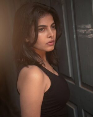 Paavana Gowda Instagram - When @balajimanohar peers through his lens during early morning Photo walks in the K R market  streets .
Thank u for this wonderful experience ☺️
.
.
.
.
#paavana #actresspaavana