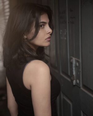Paavana Gowda Instagram - When @balajimanohar peers through his lens during early morning Photo walks in the K R market  streets .
Thank u for this wonderful experience ☺️
.
.
.
.
#paavana #actresspaavana