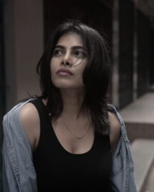 Paavana Gowda Instagram - When @balajimanohar peers through his lens during early morning Photo walks in the K R market  streets .
Thank u for this wonderful experience ☺️
.
.
.
.
#paavana #actresspaavana