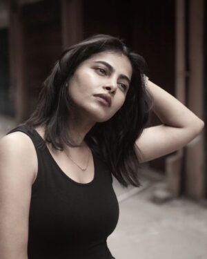 Paavana Gowda Instagram - When @balajimanohar peers through his lens during early morning Photo walks in the K R market  streets .
Thank u for this wonderful experience ☺️
.
.
.
.
#paavana #actresspaavana