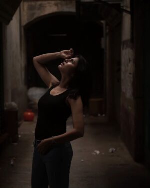 Paavana Gowda Instagram - When @balajimanohar peers through his lens during early morning Photo walks in the K R market  streets .
Thank u for this wonderful experience ☺️
.
.
.
.
#paavana #actresspaavana