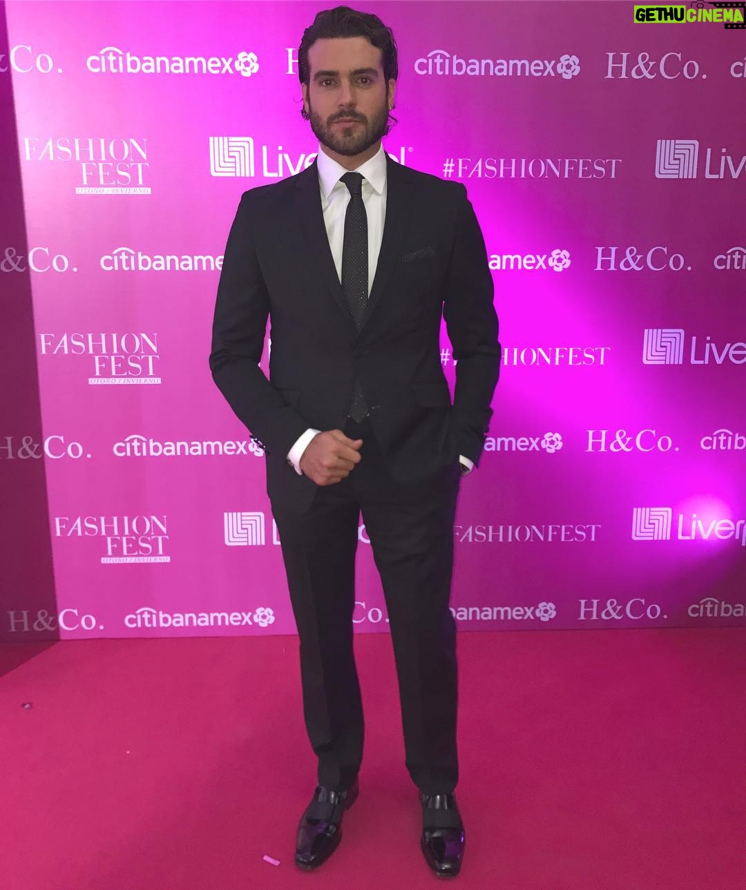 Pablo Lyle - 24K Likes - En la alfombra rosa de #fashionfest look by @protocolonovios