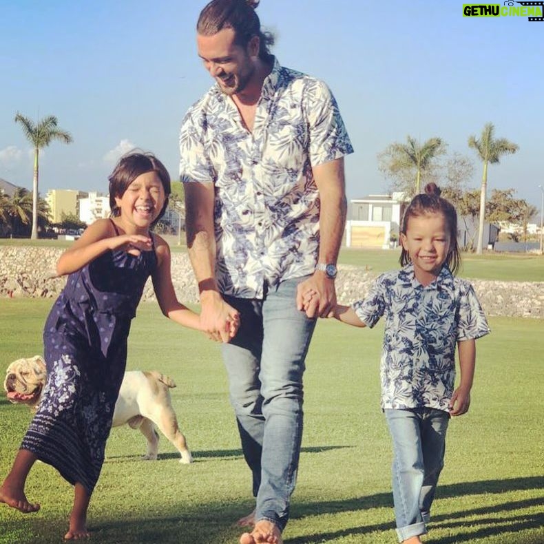 Pablo Lyle - 20.1K Likes - Nunca había tenido tanto sentido la palabra Papi, hasta que salió de sus bocas. Los amo 💙🌴.
@oldnavy #mini❤️me #oldnavystyle