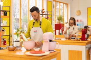 Pablo Puyol Instagram - Ayer acabó mi andadura en #bakeoffrtve 🥲
Y aunque obviamente fue un día trista para mi por no saber gestionar bien la última prueba, no puedo estar más contento de todo lo que me ha pasado en este programa!!
Me lo he pasado muy bien, he conocido a gente maravillosa y he aprendido mucho!!
Primero quiero agradecer a mis compañeros, a todos, porque el buen rollo que se ha generado durante todos los días de grabación no es normal en este tipo de programas, y eso ha hecho muuucho más fácil el aguantar las duras jornadas.
Quería agradecer también a @boxfishtv (la productora) por hacer un trabajo tan impecable y tratarnos siempre muuuy bien.
A @rtve por permitirme vivir esta experiencia.
Y a todos vosotros por apoyarme siempre y hacer que todo valga la pena.