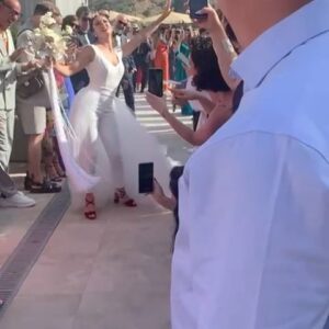 Pablo Puyol Instagram - 1 AÑO YA!! 👰🏽‍♀️🤵🏽💍

Hoy son nuestras BODAS DE PAPEL, 
una hoja en blanco donde se está escribiendo una historia de amor preciosa.

Qué divertido fue! Si lo llego a saber me caso antes🤪

#amordelbueno 
#amorbonito 
#wedding 
#boda 
#equipasso