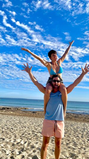 Pablo Puyol Instagram - De Ibiza a París… y que el ritmo no pare!!💥

#viaje 
#travel 
#vacaciones 
#holidays 
#couple 
#paris 
#ibiza