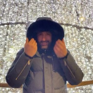 Pablo Puyol Instagram - Ayer llegué a la planta 47😜
Son ya 47 años pero he de decir que estoy en mi mejor momento, tanto personal como profesionalmente.
Un millón de gracias a todos los que dedicasteis un ratito de vuestras vidas a felicitarme. Me siento muy querido y eso me hace muy feliz!!!
El camino a los 48 tiene pinta de que va a ser muuuuy bueno, lleno de proyectos ilusionantes en todos los aspectos.
Aprovecho para desearos a todos un 2023 lleno de felicidad y salud.
Besos y parabienes para todos!!!😘😘😘

🧥@mooseknucklescanada 
#happybirthdaytome 
#happybirthday
#felizcumpleaños