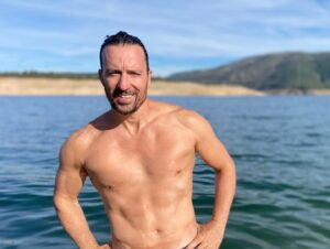 Pablo Puyol Instagram - Un lunes cualquiera (día de descanso de los teatros) de octubre te puedes escapar a un pantano cerca de madrid y con el veranillo de San Miguel a tope darte un bañito de lo más reparador. Y quien quiera que lo tome como el posado del otoño🤪
Feliz semana a todos!!!🤗
📸 @beatriz.mur ❤️ que diazo nos estamos pegando!!!