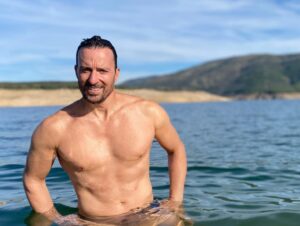 Pablo Puyol Instagram - Un lunes cualquiera (día de descanso de los teatros) de octubre te puedes escapar a un pantano cerca de madrid y con el veranillo de San Miguel a tope darte un bañito de lo más reparador. Y quien quiera que lo tome como el posado del otoño🤪
Feliz semana a todos!!!🤗
📸 @beatriz.mur ❤️ que diazo nos estamos pegando!!!