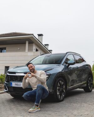 Pablo Puyol Instagram - Tenemos un nuevo notición que daros!🍾🍾🍾🍾🍾
Me uno a la familia #kia y encima lo hago con el icónico #kiasportage que ya vengo disfrutando hace años con un modelo anterior y que ahora voy a redescubrir en su versión híbrida enchufable🔋🔌
Qué empiece la aventura!!!
#movementthatinspires