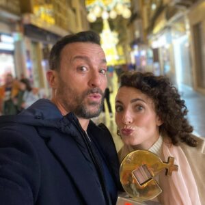 Pablo Puyol Instagram - Anoche en el precioso @museodelvidrioycristaldemalaga recibí el premio “Más” que desde hace ya dieciséis años organiza #copemálaga , concretamente al más simpático 🤪.
Fue un placer compartir esa noche con gente insigne de mi Málaga que recibió sus premios, seguramente mucho más merecidos que el mío 😋.
Gracias a los oyentes de #copemálaga que me votaron.
Siempre he llevado el nombre de mi ciudad por donde he ido con una mezcla de orgullo y melancolía, ya que por desgracia he pasado mucho tiempo fuera de ella.
Pero desde hace unos años no sólo he vuelto a ella mucho más asiduamente sino que también estoy haciendo todo lo posible para que mi trabajo tenga como base Málaga para así no tener que salir nada más que cuando sea absolutamente necesario 😜.

Gracias!!!

#málaga #premios