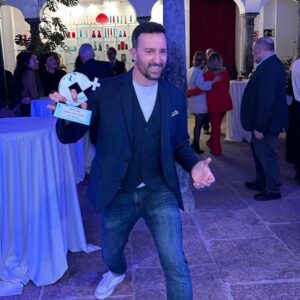 Pablo Puyol Instagram - Anoche en el precioso @museodelvidrioycristaldemalaga recibí el premio “Más” que desde hace ya dieciséis años organiza #copemálaga , concretamente al más simpático 🤪.
Fue un placer compartir esa noche con gente insigne de mi Málaga que recibió sus premios, seguramente mucho más merecidos que el mío 😋.
Gracias a los oyentes de #copemálaga que me votaron.
Siempre he llevado el nombre de mi ciudad por donde he ido con una mezcla de orgullo y melancolía, ya que por desgracia he pasado mucho tiempo fuera de ella.
Pero desde hace unos años no sólo he vuelto a ella mucho más asiduamente sino que también estoy haciendo todo lo posible para que mi trabajo tenga como base Málaga para así no tener que salir nada más que cuando sea absolutamente necesario 😜.

Gracias!!!

#málaga #premios