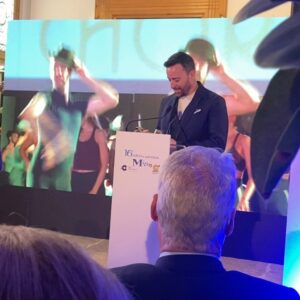 Pablo Puyol Instagram - Anoche en el precioso @museodelvidrioycristaldemalaga recibí el premio “Más” que desde hace ya dieciséis años organiza #copemálaga , concretamente al más simpático 🤪.
Fue un placer compartir esa noche con gente insigne de mi Málaga que recibió sus premios, seguramente mucho más merecidos que el mío 😋.
Gracias a los oyentes de #copemálaga que me votaron.
Siempre he llevado el nombre de mi ciudad por donde he ido con una mezcla de orgullo y melancolía, ya que por desgracia he pasado mucho tiempo fuera de ella.
Pero desde hace unos años no sólo he vuelto a ella mucho más asiduamente sino que también estoy haciendo todo lo posible para que mi trabajo tenga como base Málaga para así no tener que salir nada más que cuando sea absolutamente necesario 😜.

Gracias!!!

#málaga #premios
