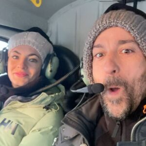 Pablo Puyol Instagram - Ya han pasado los días suficientes para asimilar el increíble viaje que nos hemos pegado!!! 
Sin duda es de los mejores de mi vida.
Islandia te deja sin palabras y las fotos no son capaces de expresar la brutalidad de la belleza del paisaje, de esa naturaleza en estado puro y sin contemplaciones.
Sin duda, mi compañera de viaje ha hecho que fuera aún mejor👏🏻👏🏻❤️ @beatriz.mur es una buscadora incansable, una copiloto perfecta, una compañera muy divertida, una aventurera indomable, etc… Muchas gracias por acompañarme en este viaje y en el más importante aún, el de la vida.
Este es un viaje que recomiendo a todas aquellas personas a las que la naturaleza le vuelva loco como a mi. Ir en verano o en invierno hace que veas dos países muy distintos, nosotros elegimos invierno porque además de que se pueden ver las auroras boreales (que las vimos😜) para dos personas españolas acostumbradas a ver la nieve en las estaciones de esquí, disfrutar de un país entero cubierto por la nieve y el hielo nos parecía más interesante.
Si os preocupa el frío, no hace tanto, si vas bien equipado no tienes por qué pasarlo.
Cierto es que el viaje barato no es, Islandia es un país caro, las actividades eran caras, la comida en restaurantes también, así que si queréis ir tendréis que romper la hucha🤷🏻
Viajar es una de las cosas que más disfruto en la vida y sin duda este viaje ha sido un disfrute descomunal!!!!
#trip #viaje #viajes #holydays #islandia #Iceland #snow #ice