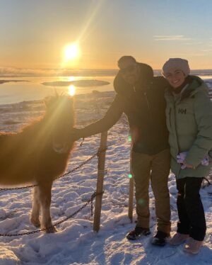 Pablo Puyol Instagram - Ya han pasado los días suficientes para asimilar el increíble viaje que nos hemos pegado!!! 
Sin duda es de los mejores de mi vida.
Islandia te deja sin palabras y las fotos no son capaces de expresar la brutalidad de la belleza del paisaje, de esa naturaleza en estado puro y sin contemplaciones.
Sin duda, mi compañera de viaje ha hecho que fuera aún mejor👏🏻👏🏻❤️ @beatriz.mur es una buscadora incansable, una copiloto perfecta, una compañera muy divertida, una aventurera indomable, etc… Muchas gracias por acompañarme en este viaje y en el más importante aún, el de la vida.
Este es un viaje que recomiendo a todas aquellas personas a las que la naturaleza le vuelva loco como a mi. Ir en verano o en invierno hace que veas dos países muy distintos, nosotros elegimos invierno porque además de que se pueden ver las auroras boreales (que las vimos😜) para dos personas españolas acostumbradas a ver la nieve en las estaciones de esquí, disfrutar de un país entero cubierto por la nieve y el hielo nos parecía más interesante.
Si os preocupa el frío, no hace tanto, si vas bien equipado no tienes por qué pasarlo.
Cierto es que el viaje barato no es, Islandia es un país caro, las actividades eran caras, la comida en restaurantes también, así que si queréis ir tendréis que romper la hucha🤷🏻
Viajar es una de las cosas que más disfruto en la vida y sin duda este viaje ha sido un disfrute descomunal!!!!
#trip #viaje #viajes #holydays #islandia #Iceland #snow #ice