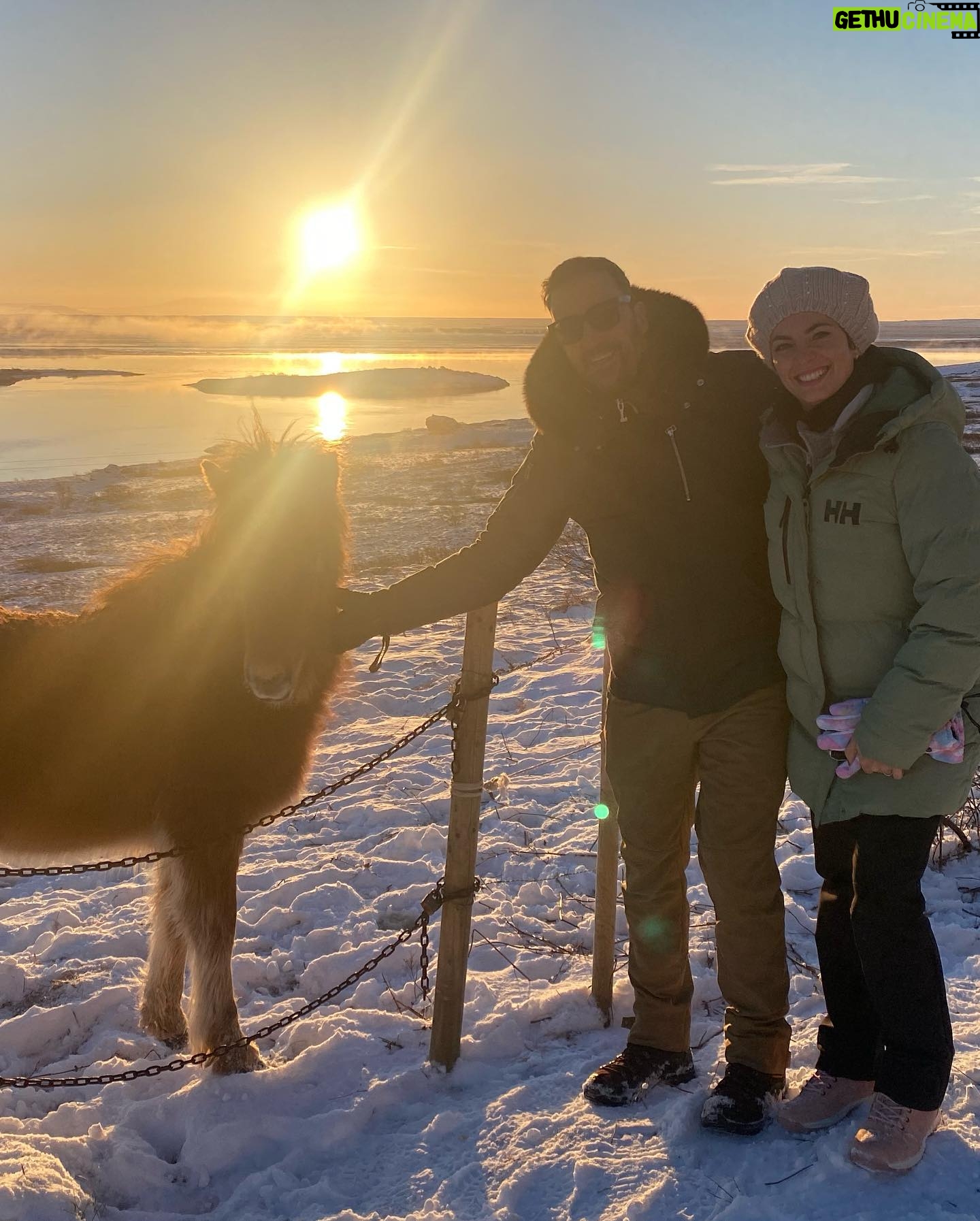 Pablo Puyol - 3.6K Likes - Ya han pasado los días suficientes para asimilar el increíble viaje que nos hemos pegado!!!
Sin duda es de los mejores de mi vida.
Islandia te deja sin palabras y las fotos no son capaces de expresar la brutalidad de la belleza del paisaje, de esa naturaleza en estado puro y sin contemplaciones.
Sin duda, mi compañera de viaje ha hecho que fuera aún mejor👏🏻👏🏻❤️ @beatriz.mur es una buscadora incansable, una copiloto perfecta, una compañera muy divertida, una aventurera indomable, etc… Muchas gracias por acompañarme en este viaje y en el más importante aún, el de la vida.
Este es un viaje que recomiendo a todas aquellas personas a las que la naturaleza le vuelva loco como a mi. Ir en verano o en invierno hace que veas dos países muy distintos, nosotros elegimos invierno porque además de que se pueden ver las auroras boreales (que las vimos😜) para dos personas españolas acostumbradas a ver la nieve en las estaciones de esquí, disfrutar de un país entero cubierto por la nieve y el hielo nos parecía más interesante.
Si os preocupa el frío, no hace tanto, si vas bien equipado no tienes por qué pasarlo.
Cierto es que el viaje barato no es, Islandia es un país caro, las actividades eran caras, la comida en restaurantes también, así que si queréis ir tendréis que romper la hucha🤷🏻
Viajar es una de las cosas que más disfruto en la vida y sin duda este viaje ha sido un disfrute descomunal!!!!
#trip #viaje #viajes #holydays #islandia #Iceland #snow #ice