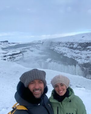 Pablo Puyol Instagram - Ya han pasado los días suficientes para asimilar el increíble viaje que nos hemos pegado!!! 
Sin duda es de los mejores de mi vida.
Islandia te deja sin palabras y las fotos no son capaces de expresar la brutalidad de la belleza del paisaje, de esa naturaleza en estado puro y sin contemplaciones.
Sin duda, mi compañera de viaje ha hecho que fuera aún mejor👏🏻👏🏻❤️ @beatriz.mur es una buscadora incansable, una copiloto perfecta, una compañera muy divertida, una aventurera indomable, etc… Muchas gracias por acompañarme en este viaje y en el más importante aún, el de la vida.
Este es un viaje que recomiendo a todas aquellas personas a las que la naturaleza le vuelva loco como a mi. Ir en verano o en invierno hace que veas dos países muy distintos, nosotros elegimos invierno porque además de que se pueden ver las auroras boreales (que las vimos😜) para dos personas españolas acostumbradas a ver la nieve en las estaciones de esquí, disfrutar de un país entero cubierto por la nieve y el hielo nos parecía más interesante.
Si os preocupa el frío, no hace tanto, si vas bien equipado no tienes por qué pasarlo.
Cierto es que el viaje barato no es, Islandia es un país caro, las actividades eran caras, la comida en restaurantes también, así que si queréis ir tendréis que romper la hucha🤷🏻
Viajar es una de las cosas que más disfruto en la vida y sin duda este viaje ha sido un disfrute descomunal!!!!
#trip #viaje #viajes #holydays #islandia #Iceland #snow #ice