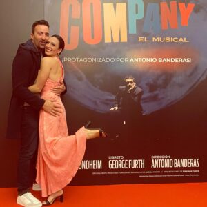 Pablo Puyol Instagram - Esta mujer que tengo a mi lado, @beatriz.mur , es un ejemplo, un ejemplo de profesionalidad, de trabajo incansable, de paciencia, de talento, de bondad, de energía, de humildad, y de otras mil cosas. Y no lo digo yo, que por supuesto también lo creo, lo dicen los que trabajan a su lado actualmente, lo dicen sus jefes y lo dice su propio trabajo.
Yo tengo la inmensa suerte de compartir mi vida con ella y hasta en eso ella es un ejemplo, porque aguantarme tiene lo suyo🤪.
Aparte de esto decir que anoche se estrenó en Madrid @companyelmusical en el renovado @umusichotelmadrid (Teatro Albeniz)
Yo he tenido la oportunidad de verlo ya en seis ocasiones y no me canso, el montaje es sencillo y a la vez espectacular, las interpretaciones son de un nivel altísimo y ver al jefe @antoniobanderas comerse el escenario en ese “Being Alive” final no tiene precio.
ENHORABUENA a todo el equipo tanto técnico como artístico!!!
@infojuliamoller @mariaadamuz @paco_morales11 @lydiafairen @lorenacalero_ @borjarueda8 @silvia_luchetti_artist @dulcineajuarezactriz @albertbolea @martariberar @laura_enrech @javierenguix @robertgonzalezr 

👟 @elpulpo.es 
Sudadera: @elpulpo.es