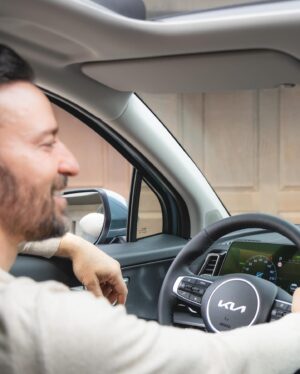 Pablo Puyol Instagram - Tenemos un nuevo notición que daros!🍾🍾🍾🍾🍾
Me uno a la familia #kia y encima lo hago con el icónico #kiasportage que ya vengo disfrutando hace años con un modelo anterior y que ahora voy a redescubrir en su versión híbrida enchufable🔋🔌
Qué empiece la aventura!!!
#movementthatinspires