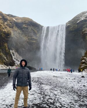 Pablo Puyol Instagram - Ya han pasado los días suficientes para asimilar el increíble viaje que nos hemos pegado!!! 
Sin duda es de los mejores de mi vida.
Islandia te deja sin palabras y las fotos no son capaces de expresar la brutalidad de la belleza del paisaje, de esa naturaleza en estado puro y sin contemplaciones.
Sin duda, mi compañera de viaje ha hecho que fuera aún mejor👏🏻👏🏻❤️ @beatriz.mur es una buscadora incansable, una copiloto perfecta, una compañera muy divertida, una aventurera indomable, etc… Muchas gracias por acompañarme en este viaje y en el más importante aún, el de la vida.
Este es un viaje que recomiendo a todas aquellas personas a las que la naturaleza le vuelva loco como a mi. Ir en verano o en invierno hace que veas dos países muy distintos, nosotros elegimos invierno porque además de que se pueden ver las auroras boreales (que las vimos😜) para dos personas españolas acostumbradas a ver la nieve en las estaciones de esquí, disfrutar de un país entero cubierto por la nieve y el hielo nos parecía más interesante.
Si os preocupa el frío, no hace tanto, si vas bien equipado no tienes por qué pasarlo.
Cierto es que el viaje barato no es, Islandia es un país caro, las actividades eran caras, la comida en restaurantes también, así que si queréis ir tendréis que romper la hucha🤷🏻
Viajar es una de las cosas que más disfruto en la vida y sin duda este viaje ha sido un disfrute descomunal!!!!
#trip #viaje #viajes #holydays #islandia #Iceland #snow #ice