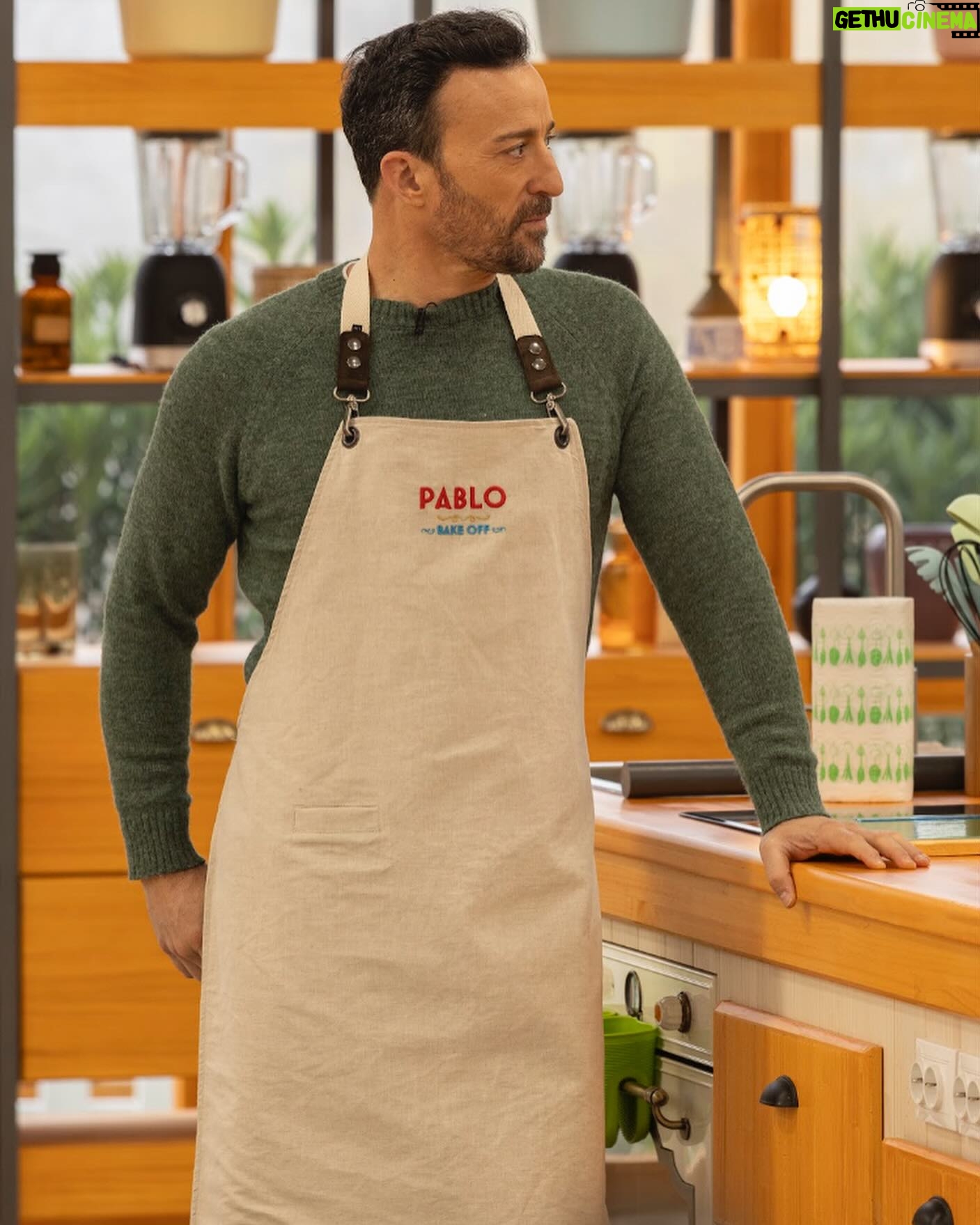 Pablo Puyol - 3.3K Likes - Mañana lunes segundo capítulo de #bakeoffrtve !!! A las 22.50 volvemos al horno a darlo todo!!! Habrá tensión y nervios, pero sobre todo humor, mucho humor y ganas de pasárnoslo bien🤪
No os lo perdáis porque habrá sorpresas!!!👏🏻👏🏻👏🏻
@rtve @boxfishtv
