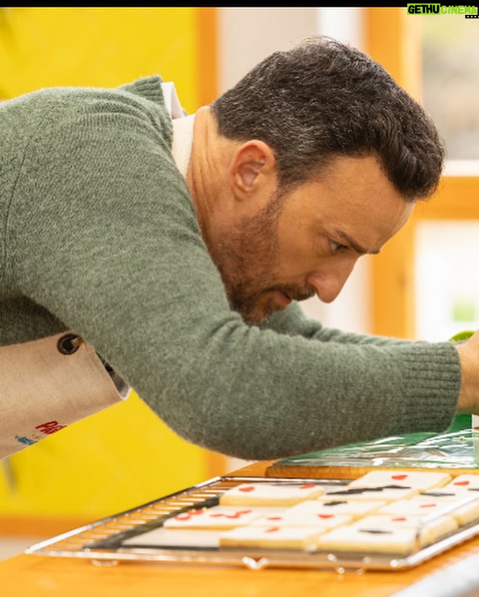 Pablo Puyol - 3.3K Likes - Mañana lunes segundo capítulo de #bakeoffrtve !!! A las 22.50 volvemos al horno a darlo todo!!! Habrá tensión y nervios, pero sobre todo humor, mucho humor y ganas de pasárnoslo bien🤪
No os lo perdáis porque habrá sorpresas!!!👏🏻👏🏻👏🏻
@rtve @boxfishtv